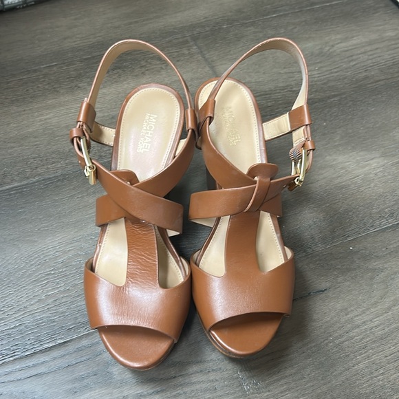 EUC Michael Kors brown leather wedges size 7 - Picture 2 of 8